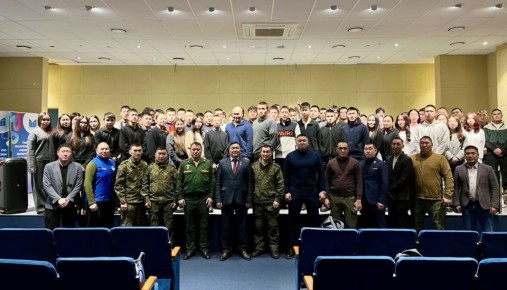 Буян Куулар встретился с ветеранами СВО и студентами в формате открытого диалога