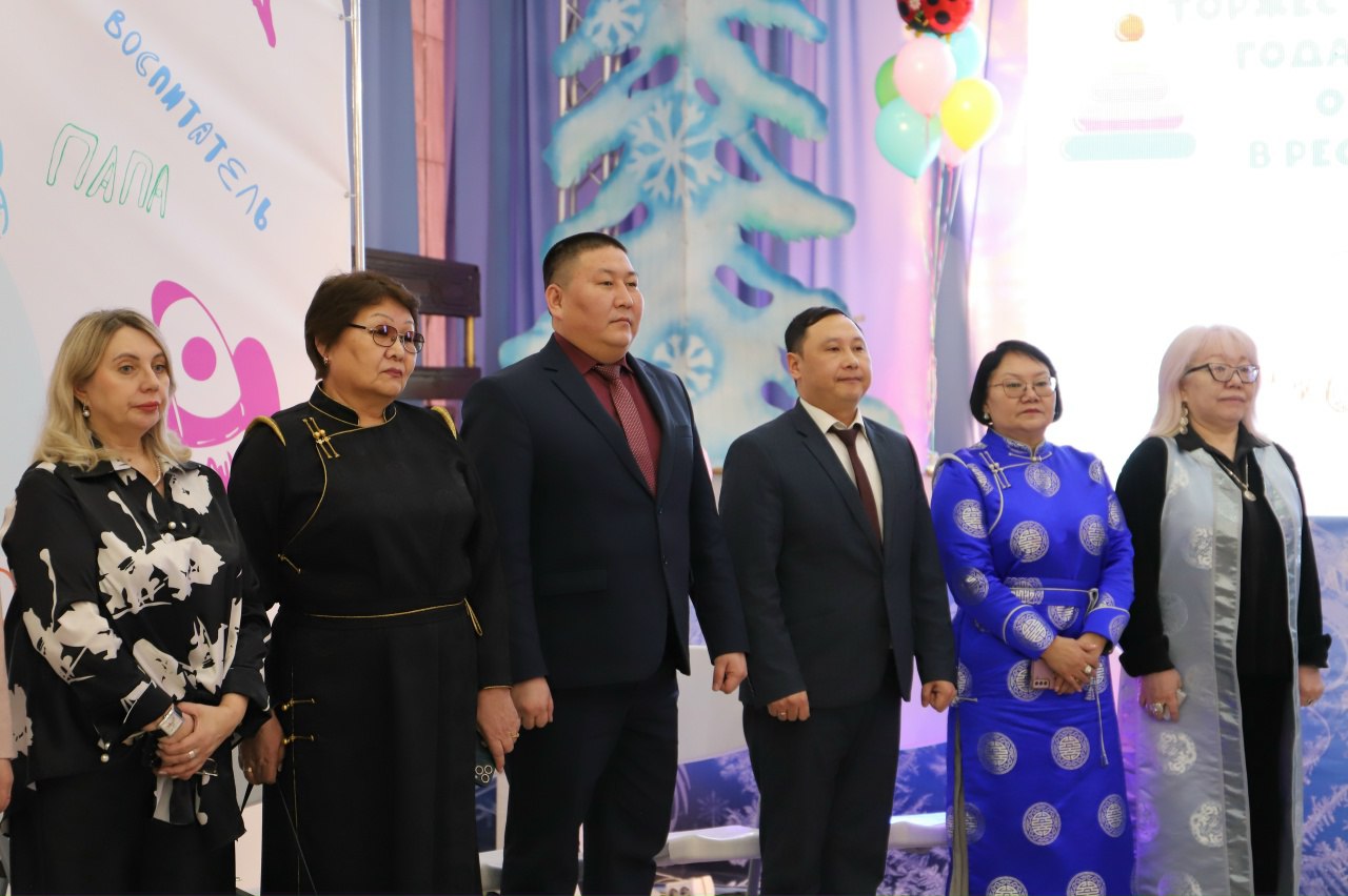 В Национальном театре Республики Тыва сегодня впервые состоялся республиканский педагогический бал, посвященный открытию Года дошкольного образования В Национальном театре Республики Тыва сегодня впервые состоялся республиканский педагогический бал, посвященный открытию Года дошкольного образования
