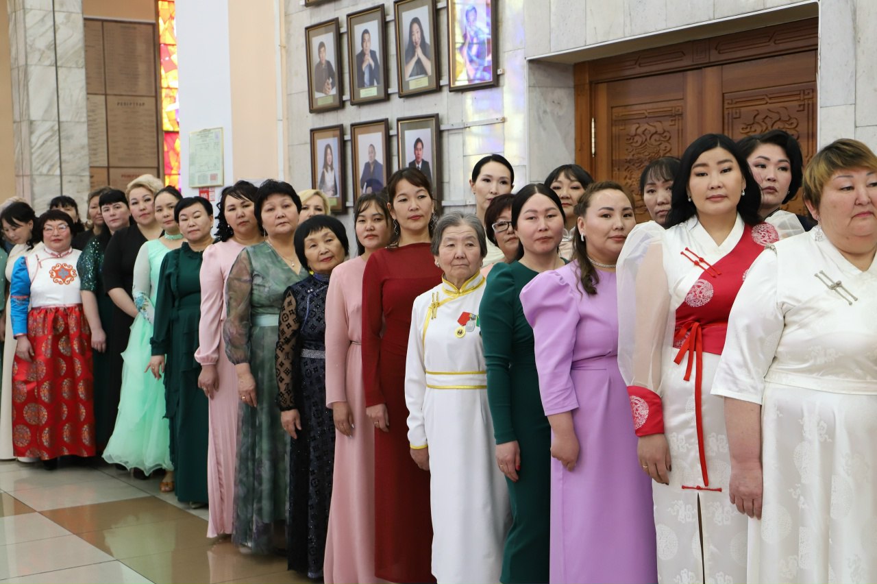 В Национальном театре Республики Тыва сегодня впервые состоялся республиканский педагогический бал, посвященный открытию Года дошкольного образования В Национальном театре Республики Тыва сегодня впервые состоялся республиканский педагогический бал, посвященный открытию Года дошкольного образования