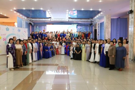 В Национальном театре Республики Тыва сегодня впервые состоялся республиканский педагогический бал, посвященный открытию Года дошкольного образования