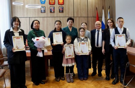 В Хурале Кызыла наградили победителей конкурсов рисунков и семейных фотографий