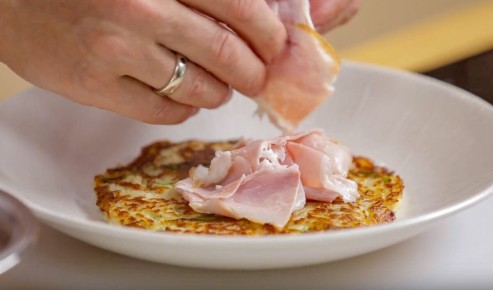 Как приготовить ароматный драник с копчёной бужениной