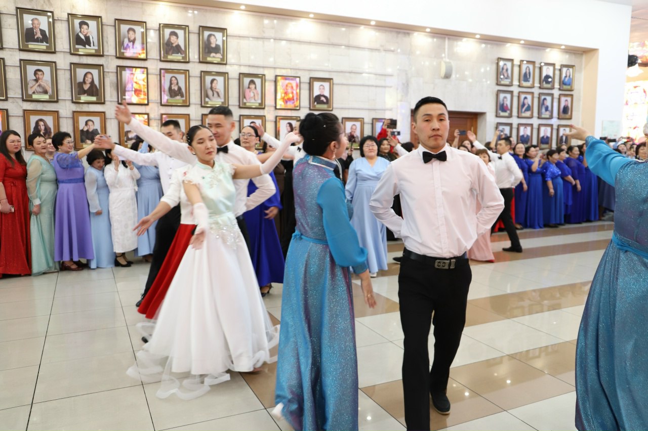 В Национальном театре Республики Тыва сегодня впервые состоялся республиканский педагогический бал, посвященный открытию Года дошкольного образования В Национальном театре Республики Тыва сегодня впервые состоялся республиканский педагогический бал, посвященный открытию Года дошкольного образования