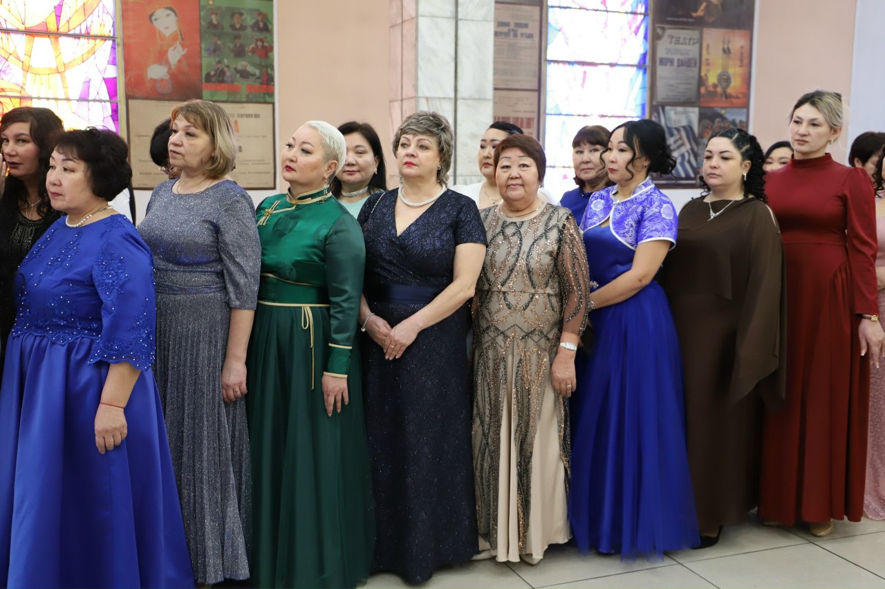 В Национальном театре Республики Тыва сегодня впервые состоялся республиканский педагогический бал, посвященный открытию Года дошкольного образования В Национальном театре Республики Тыва сегодня впервые состоялся республиканский педагогический бал, посвященный открытию Года дошкольного образования