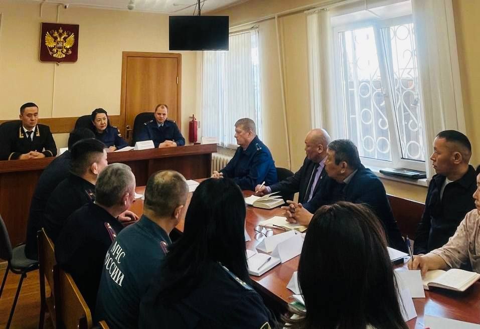 Заместитель прокурора республики Ольга Монгуш в ходе рабочей поездки в Сут-Хольский район провела прием граждан