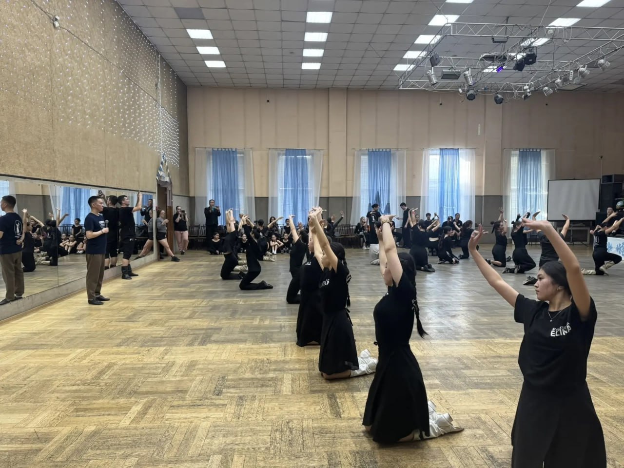 В Хакасии прошел мастер-класс по тувинскому танцу В Хакасии прошел мастер-класс по тувинскому танцу