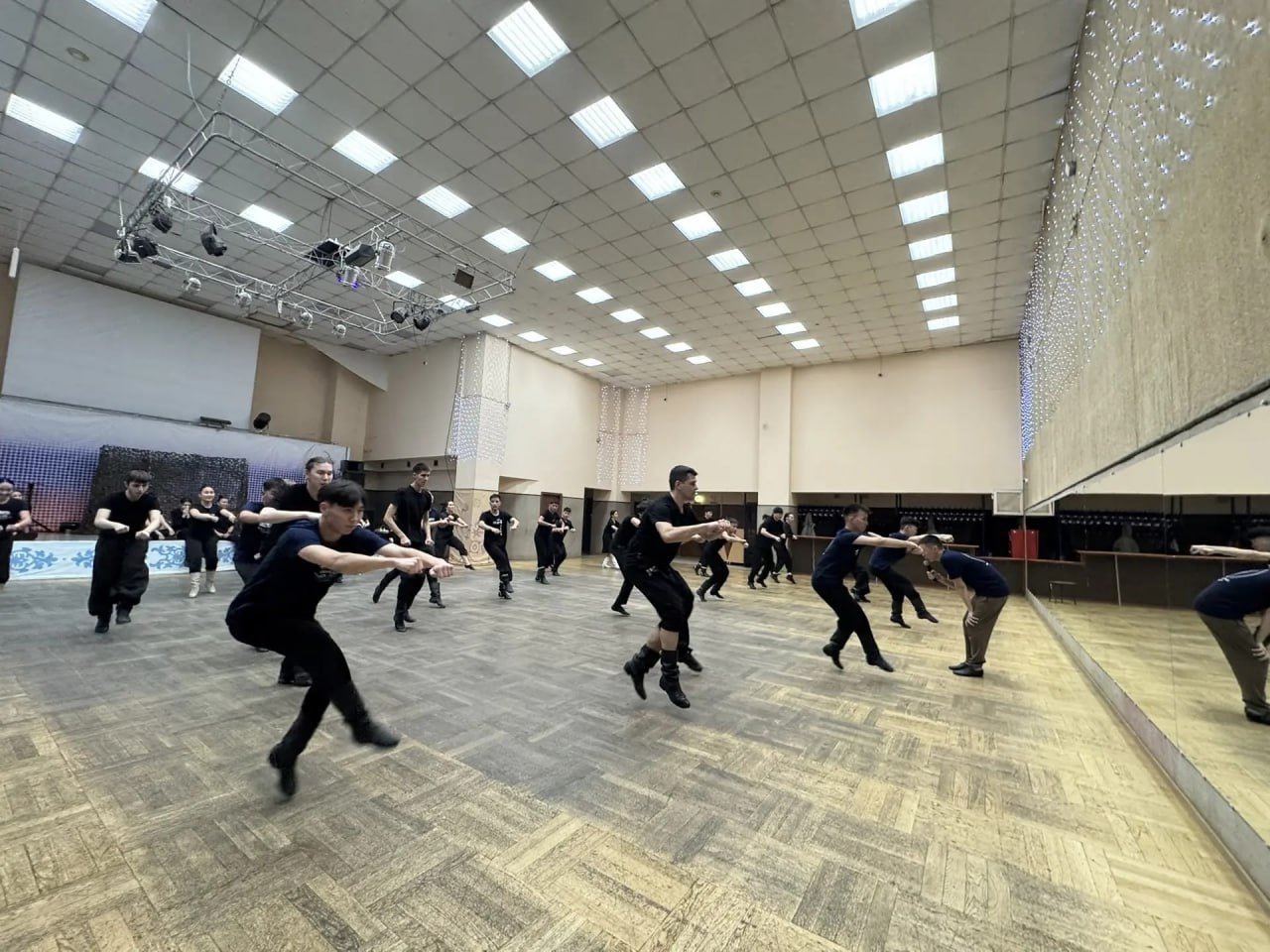 В Хакасии прошел мастер-класс по тувинскому танцу В Хакасии прошел мастер-класс по тувинскому танцу