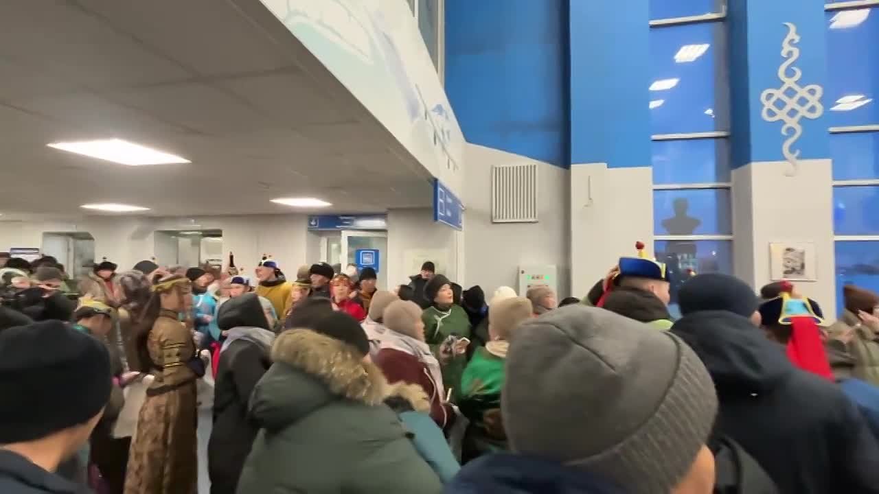 Прямо сейчас в аэропорту Кызыла собрались родные и близкие, а также другие желающие для встречи Героя России Найыра Кыргыса