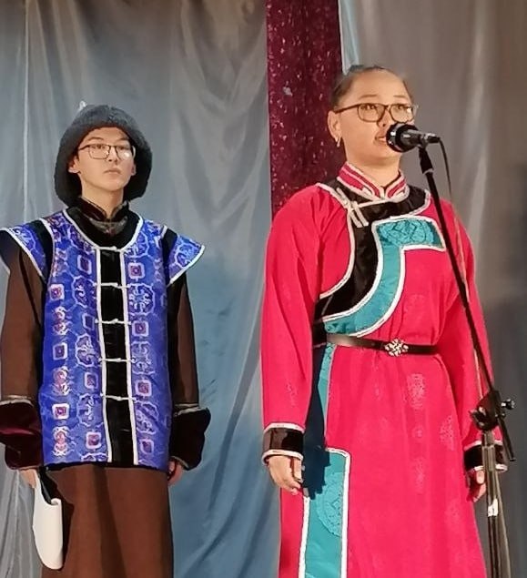 Тыва Пюрбюну номчуп турар. Кызылды 9 дугаар гимназиязынга республика чергелиг «Мээ трээн дылым» деп эссе-чогаадыглар мрейи болуп эрткенин ТР-ни редилге яамызы дынаткан Тыва Пюрбюну номчуп турар. Кызылды 9 дугаар гимназиязынга республика чергелиг «Мээ трээн дылым» деп эссе-чогаадыглар мрейи болуп эрткенин ТР-ни редилге яамызы дынаткан