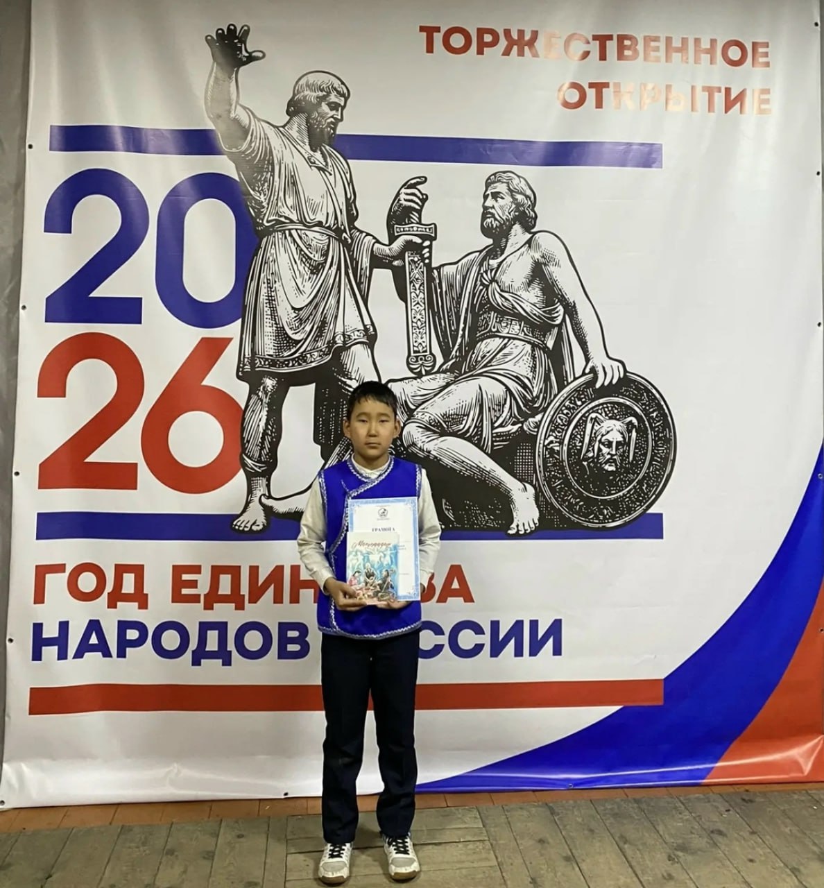 Тыва Пюрбюну номчуп турар. Кызылды 9 дугаар гимназиязынга республика чергелиг «Мээ трээн дылым» деп эссе-чогаадыглар мрейи болуп эрткенин ТР-ни редилге яамызы дынаткан Тыва Пюрбюну номчуп турар. Кызылды 9 дугаар гимназиязынга республика чергелиг «Мээ трээн дылым» деп эссе-чогаадыглар мрейи болуп эрткенин ТР-ни редилге яамызы дынаткан