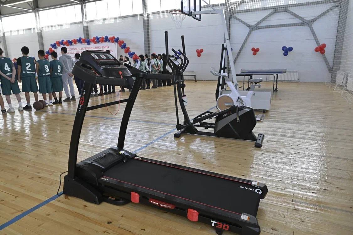 Глава Тувы Владислав Ховалыг сообщил, что в селе Тоора-Хем Тоджинского района при спонсорской поддержке компании «Ареал» будет построен спортивный зал Глава Тувы Владислав Ховалыг сообщил, что в селе Тоора-Хем Тоджинского района при спонсорской поддержке компании «Ареал» будет построен спортивный зал