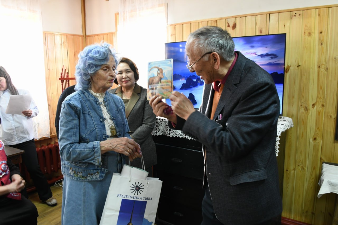 В Туране отметили 45-летие историко-краеведческого филиала им. Сафьяновых Национального музея Республики Тыва В Туране отметили 45-летие историко-краеведческого филиала им. Сафьяновых Национального музея Республики Тыва
