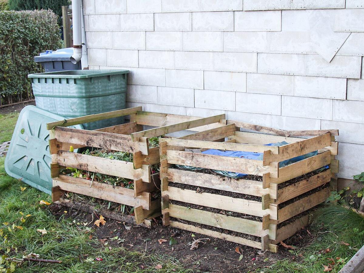 Как компостная яма превращает отходы в полезное удобрение