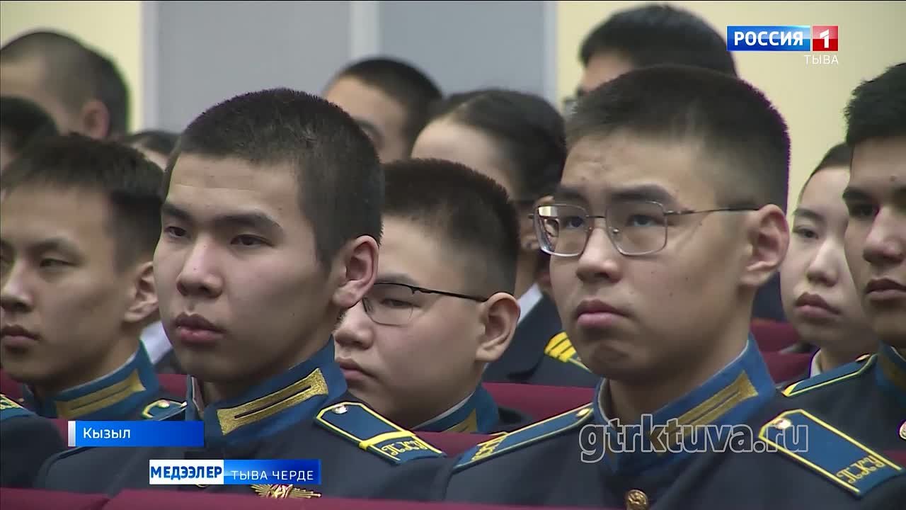 Маадыр-биле ужуражылга. Президентини кадеттер училищезини кижизиттирикчилери Россиянны Маадыры Найыр Кыргыс-биле ужурашкан