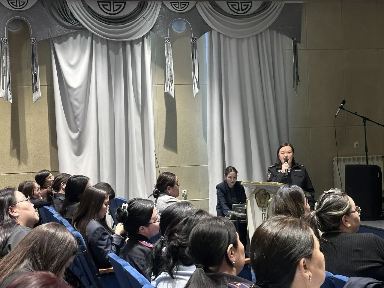 Сотрудники МВД Тувы приняли участие в обучающем семинаре по профилактике безнадзорности и правонарушений несовершеннолетних Сотрудники МВД Тувы приняли участие в обучающем семинаре по профилактике безнадзорности и правонарушений несовершеннолетних