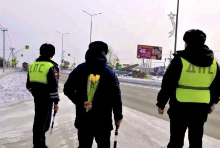 В пгт. Каа-Хем Госавтоинспекторы провели акцию #ЦветыДляАвтоледи