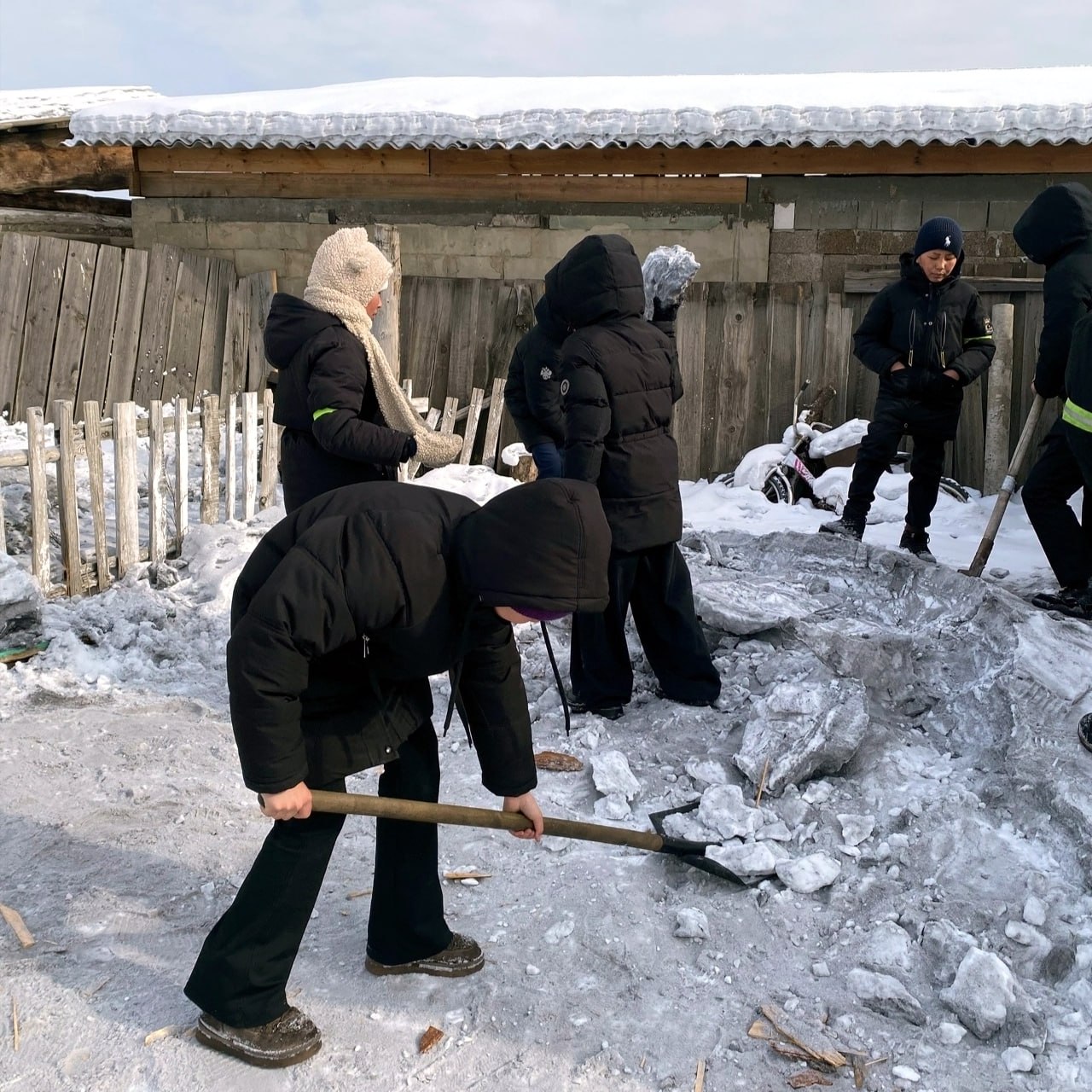 Сесерлиг школазыны реникчилери тускай шериг операциязыны киржикчилеринге болгаш дайынчы хделиишкиннер хоочуннарынга тимуржу дузаны доктаамал чедирип турарын редилге чери дынаткан Сесерлиг школазыны реникчилери тускай шериг операциязыны киржикчилеринге болгаш дайынчы хделиишкиннер хоочуннарынга тимуржу дузаны доктаамал чедирип турарын редилге чери дынаткан