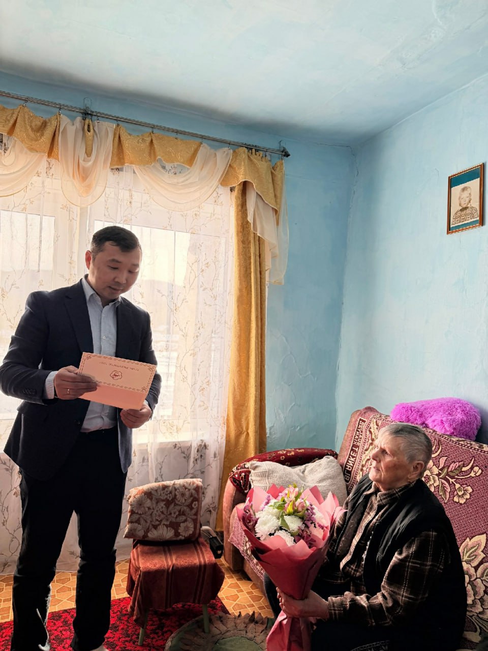 В Туве поздравили с 8 Марта ветерана, пережившую концлагерь В Туве поздравили с 8 Марта ветерана, пережившую концлагерь