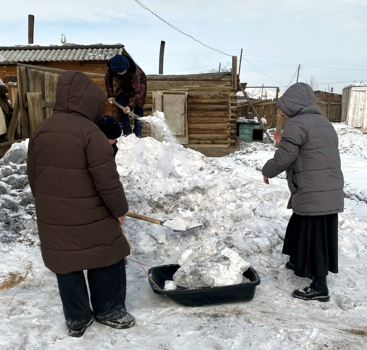 Сесерлиг школазыны реникчилери тускай шериг операциязыны киржикчилеринге болгаш дайынчы хделиишкиннер хоочуннарынга тимуржу дузаны доктаамал чедирип турарын редилге чери дынаткан Сесерлиг школазыны реникчилери тускай шериг операциязыны киржикчилеринге болгаш дайынчы хделиишкиннер хоочуннарынга тимуржу дузаны доктаамал чедирип турарын редилге чери дынаткан