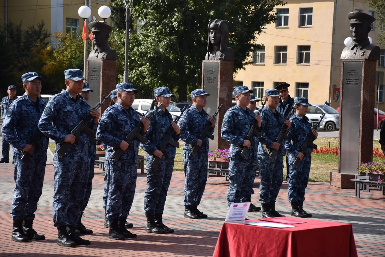 Глава Тувы поздравил сотрудников и ветеранов УФСИН с профессиональным праздником Глава Тувы поздравил сотрудников и ветеранов УФСИН с профессиональным праздником