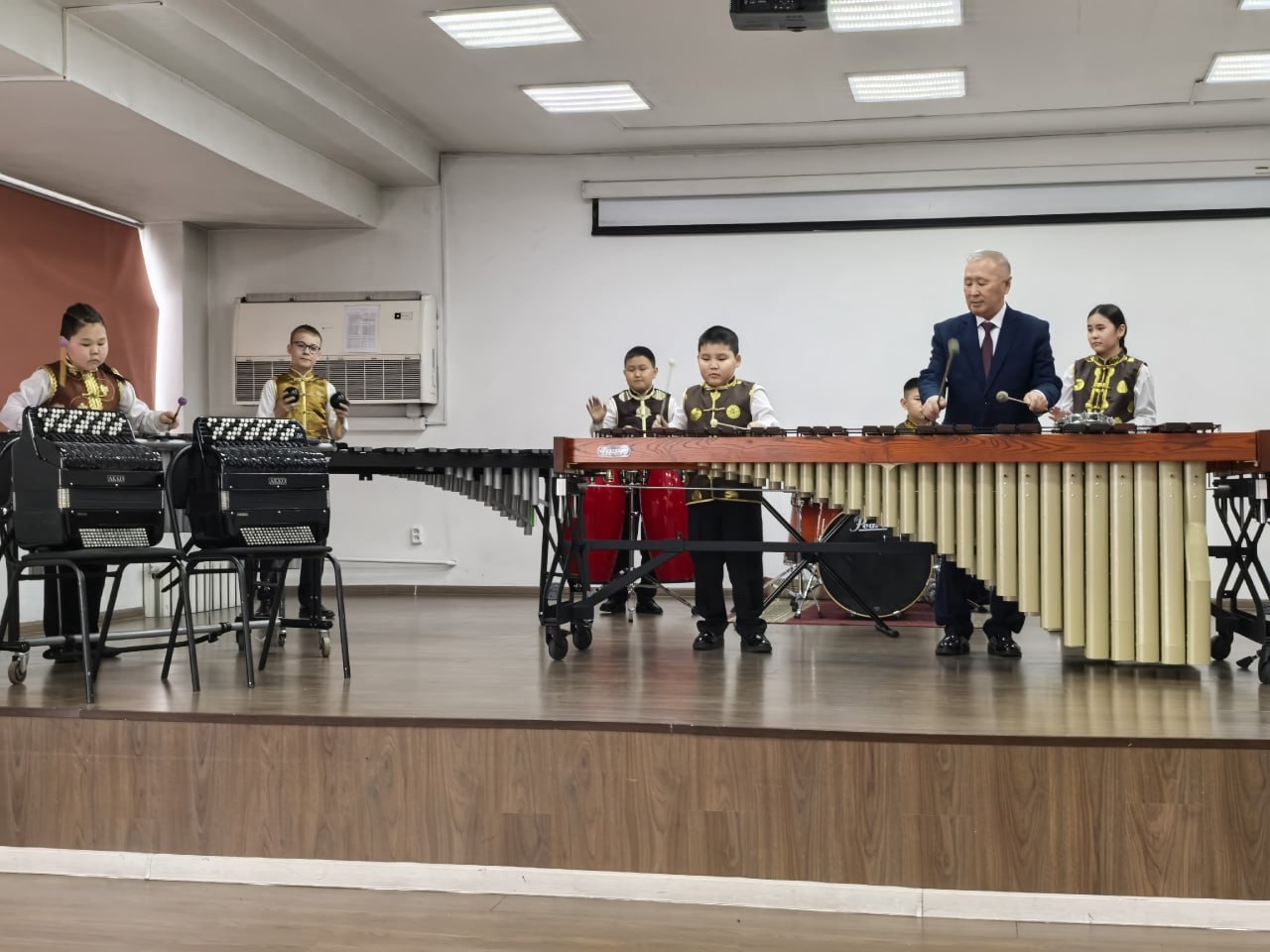 В Кызыле представили редкий ударный инструмент — маримбу В Кызыле представили редкий ударный инструмент — маримбу