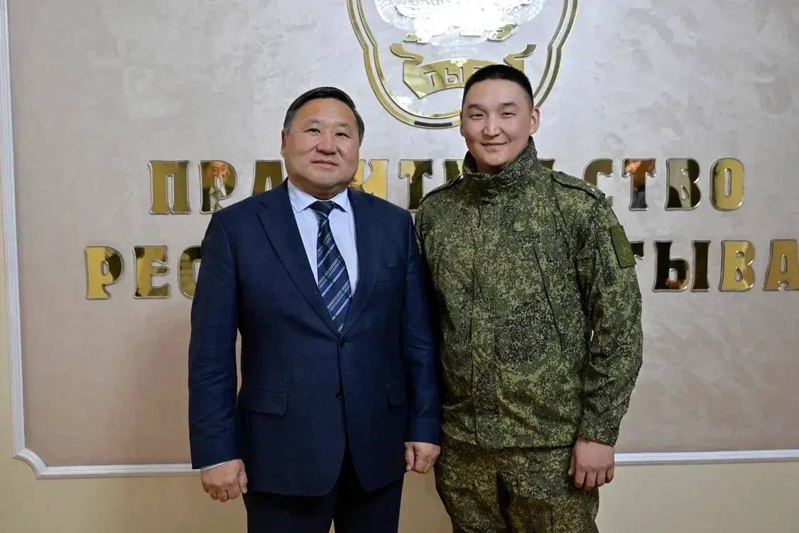 Владислав Ховалыг встретился с участниками СВО, прибывшими в отпуск Владислав Ховалыг встретился с участниками СВО, прибывшими в отпуск