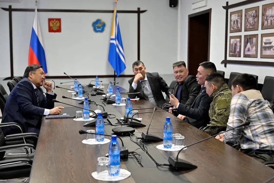 Владислав Ховалыг встретился с участниками СВО, прибывшими в отпуск Владислав Ховалыг встретился с участниками СВО, прибывшими в отпуск