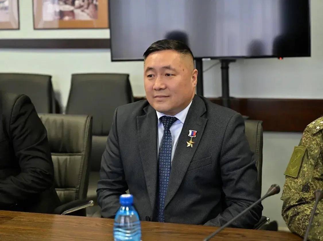 Владислав Ховалыг встретился с участниками СВО, прибывшими в отпуск Владислав Ховалыг встретился с участниками СВО, прибывшими в отпуск