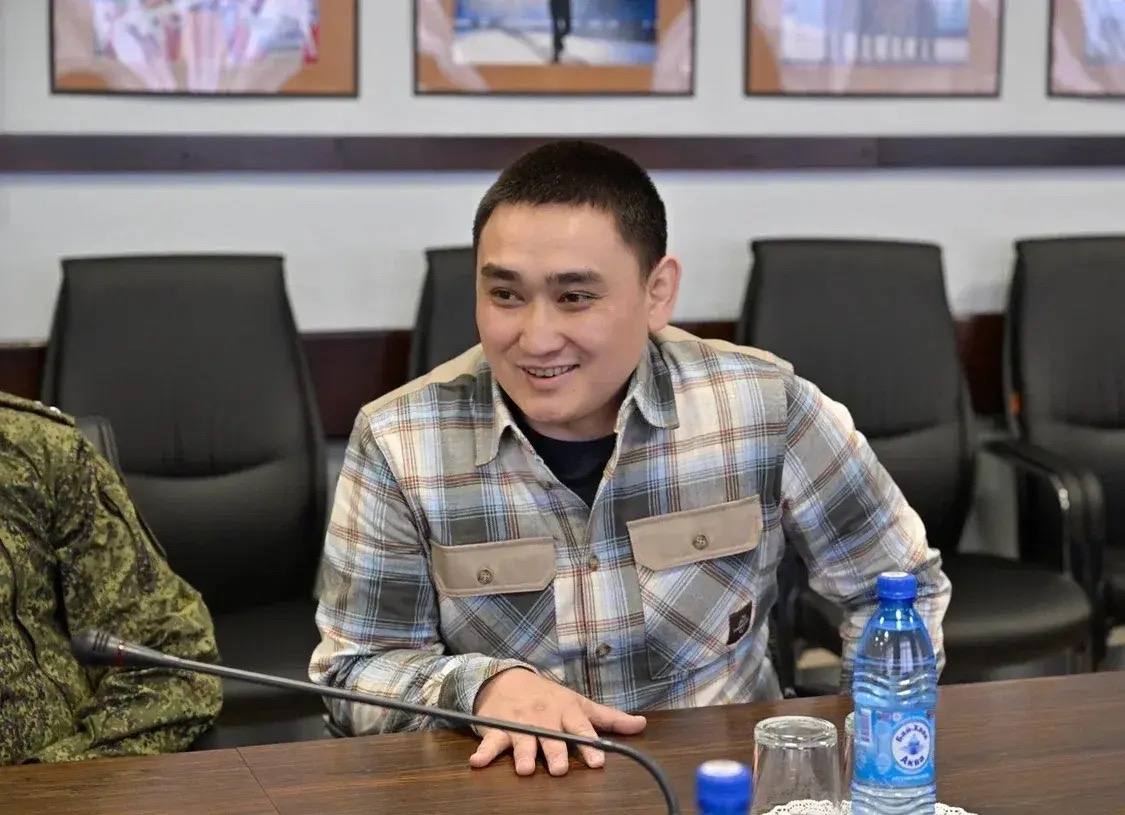 Владислав Ховалыг встретился с участниками СВО, прибывшими в отпуск Владислав Ховалыг встретился с участниками СВО, прибывшими в отпуск