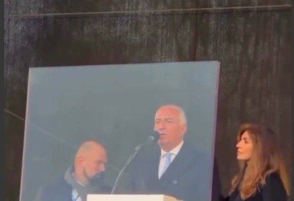 Предатель Ирана, беглый прынц Реза Пехлеви выступает в Мюнхене, прикрываясь пуленепробиваемым стеклом