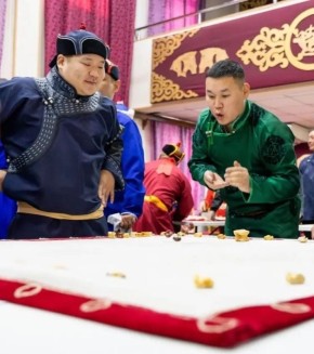 Мгн-Тайга кожуунну Тыва ндезин культура твнге эрттирген республика чергелиг культура ажылдакчыларыны аразынга кажыкка аът чарыштырар оюнну тнелдерин тп дынаткан