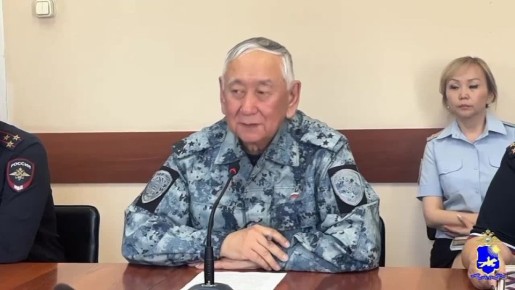 В МВД по Республике Тыва почтили память героев: мать первого Героя России Сапижат Мазаева провела урок мужества для сотрудников полиции