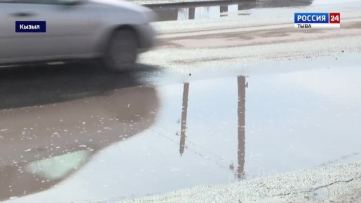 Город потек. Кызыл в лужах