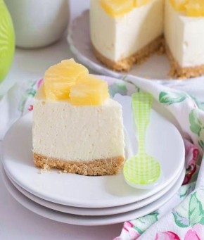 Торт с ананасовым муссом: легкое лакомство без выпечки