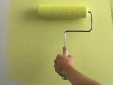 Как мастерски покрасить обои: секреты и советы