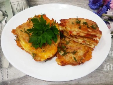 Сочные кабачки в кляре с начинкой из сыра и помидоров