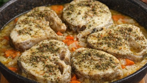 Как приготовить рыбу на овощной подушке в духовке и на сковороде