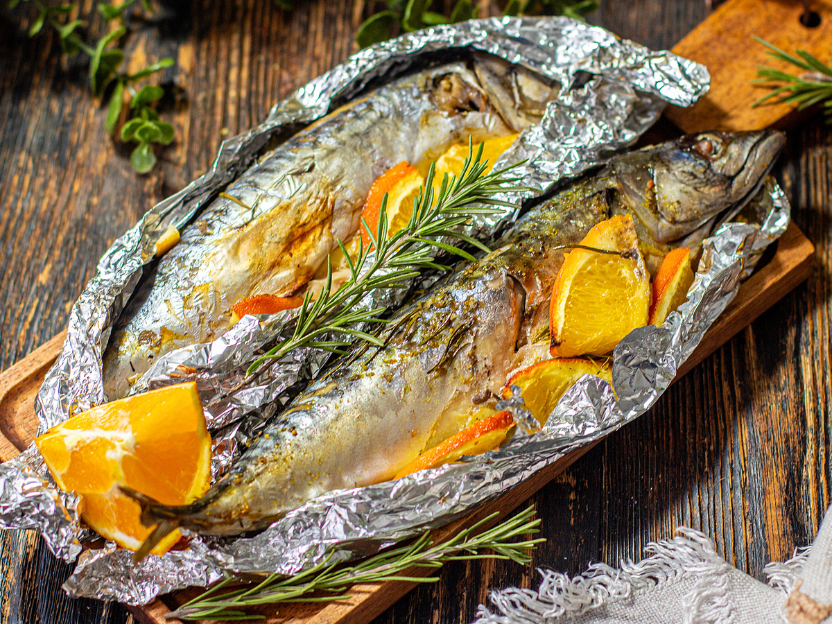Как приготовить скумбрию в фольге без запаха: вкусно и удобно