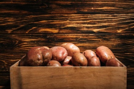 Как сохранить картошку свежей: простой трюк с фруктами