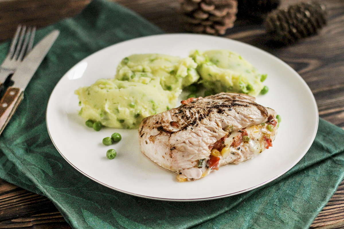 Индейка с томатами и моцареллой: порадуйте себя вкусным ужином