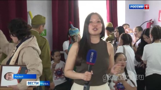 В военной форме. Юные артисты с гордостью примерили на себе роль военных