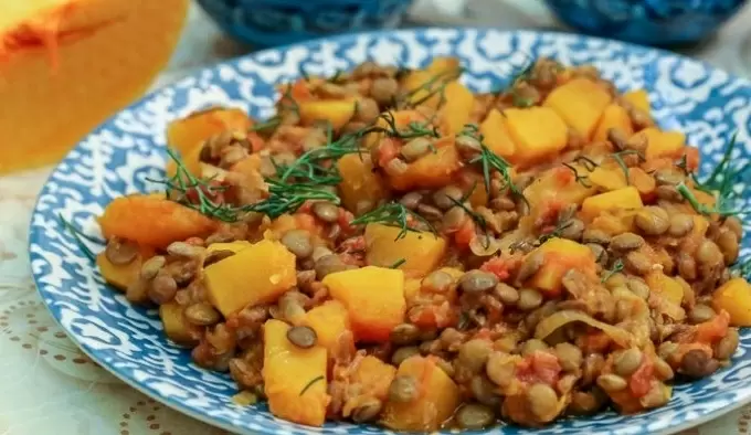 Нежное овощное рагу: чечевица с тыквой и томатами