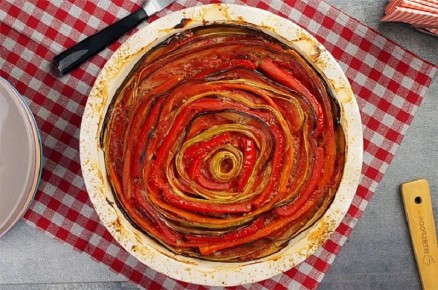 Летняя легкость: как запеканка с фаршем и овощами спасает в жару