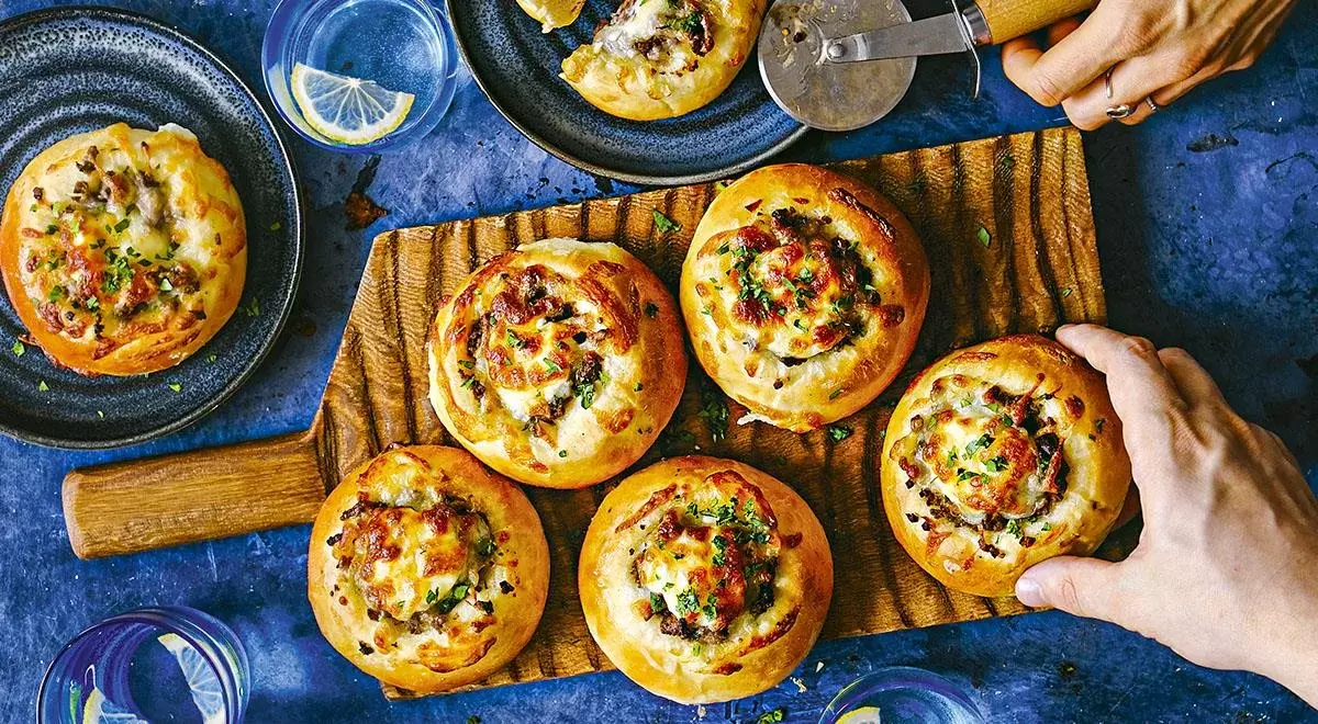 Булочки-пиццы: вкусный перекус для всей семьи