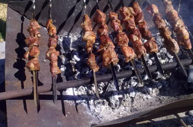 Секреты идеального шашлыка: как достичь нежности и сочности от простого соседа