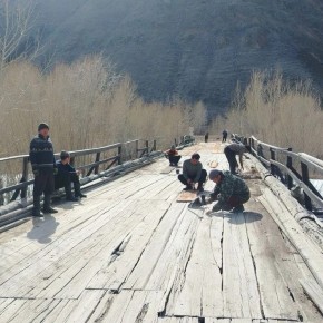 Ишкин сумузуну чагырга даргазы С.С. Монгушту база суму баштыы А-Х.Н. Ондарны удуртулгазы-биле эр улус Алдыы-Ишкинни "Кызыл-Одуруг" кврнге септелге ажылдарын чорутканын чагырга чери дынаткан