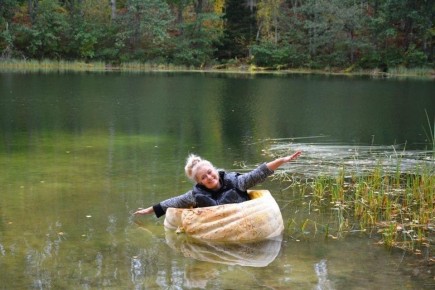 Петербурженка снова покоряет водную стихию на тыкве-лодке