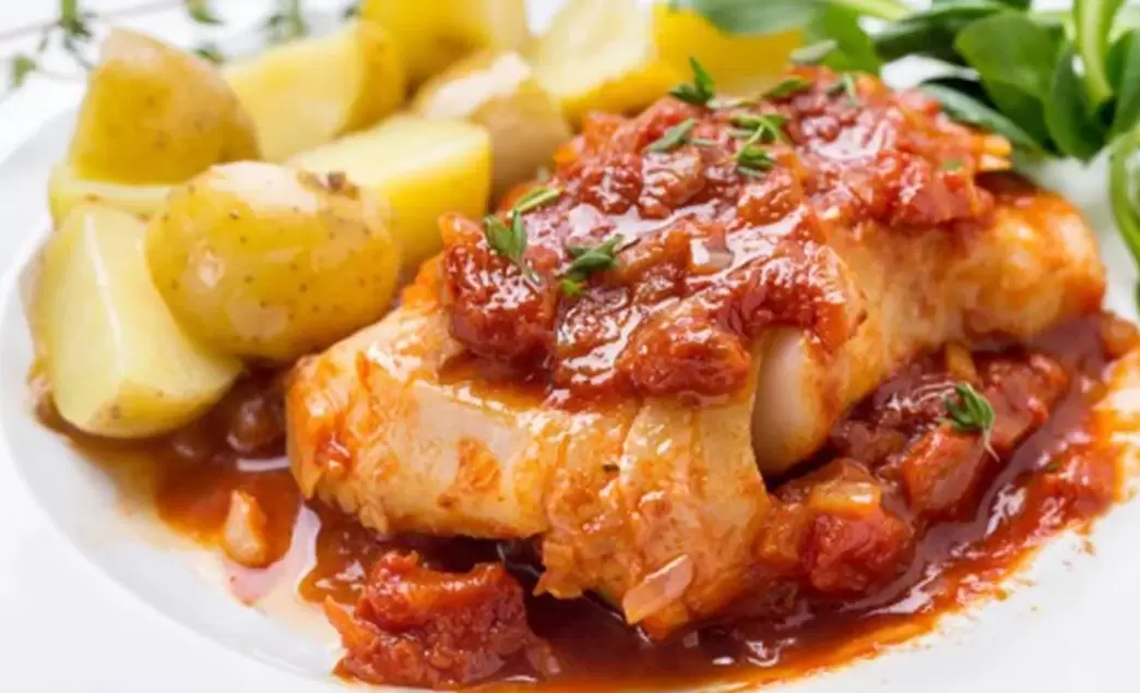 Минтай в томатном соусе: быстрое и вкусное решение для семейного ужина