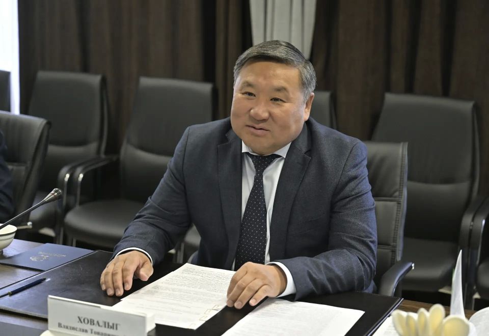 Глава Тувы Владислав Ховалыг встретился с многодетными приемными семьями в День работника опеки и попечительства