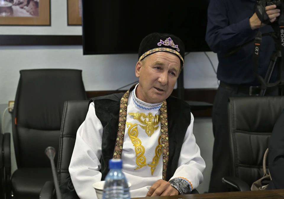 Глава Тувы Владислав Ховалыг встретился с многодетными приемными семьями в День работника опеки и попечительства Глава Тувы Владислав Ховалыг встретился с многодетными приемными семьями в День работника опеки и попечительства
